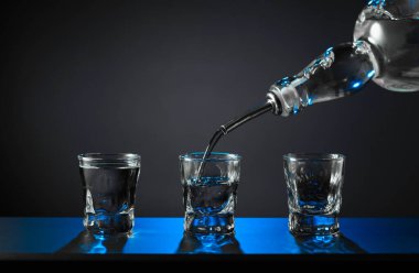 Alkolik votka kadehleri ya da küçük bardaklarda sert içkiler. Barmen sert ruhu bardaklara doldurur, servis ve içecekler hakkında konsept yapar. Boşluğu kopyala.