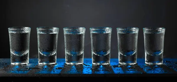 Tomas Alcohólicas Tequila Bebida Fuerte Pequeños Vasos Húmedos Sobre Fondo — Foto de Stock