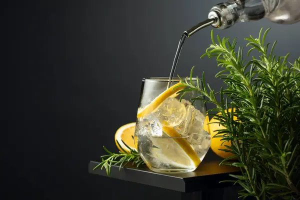 Gin Tonic Cocktail Con Ghiaccio Limone Rosmarino Gin Viene Versato — Foto Stock