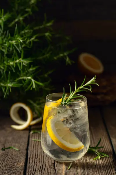Cocktail Gin Tonic Avec Glace Citron Romarin Sur Une Vieille — Photo