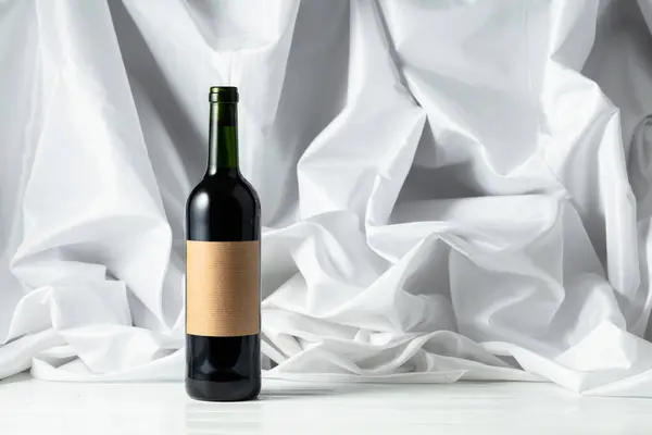 Botella Vino Tinto Sobre Una Mesa Madera Blanca Fondo Cortina — Foto de Stock