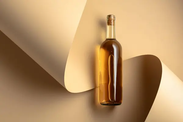 Bottiglia Vino Bianco Fondo Beige Vista Dall Alto Copia Spazio — Foto Stock