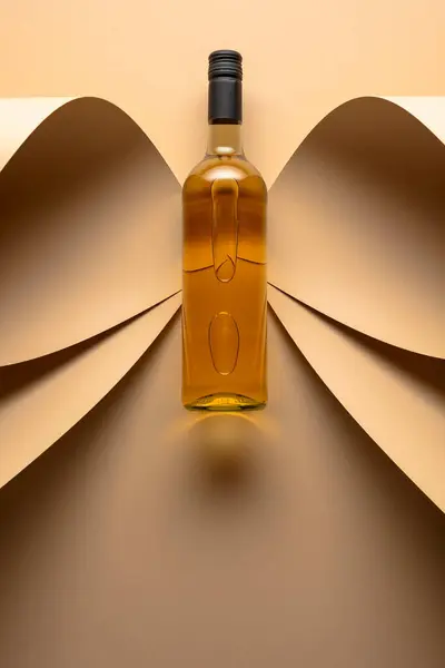 Eine Flasche Weißwein Auf Beigem Hintergrund Ansicht Von Oben Kopierraum — Stockfoto