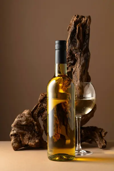 ベージュの背景に白ワインと古いスナッグ コピースペース — ストック写真