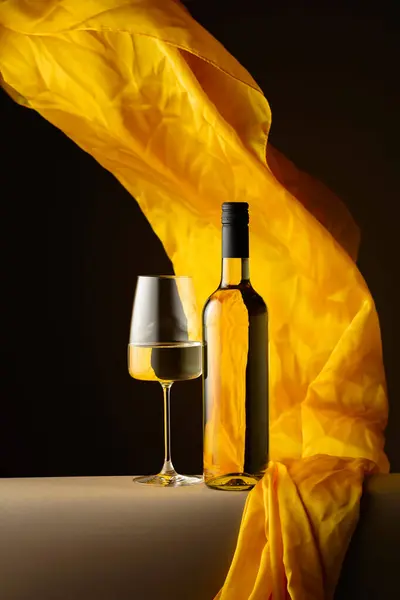 Flasche Und Glas Weißwein Und Flatterband Aus Gelbem Tuch Auf — Stockfoto