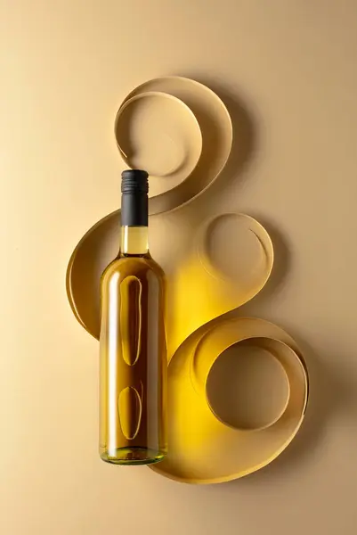 米色背景下的一壶白葡萄酒 顶部视图 复制空间 — 图库照片