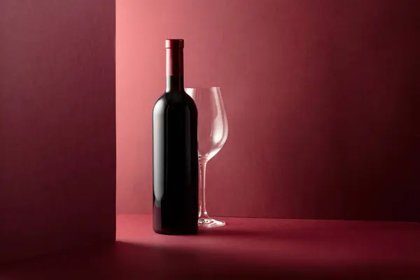Bottle Glass Red Wine Red Background Copy Space — Stock Photo, Image