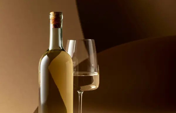 Butelka Kieliszek Białego Wina Beżowym Tle — Zdjęcie stockowe