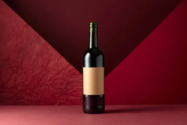 Fles Rode Wijn Een Rode Achtergrond Een Flesje Oud Leeg — Stockfoto