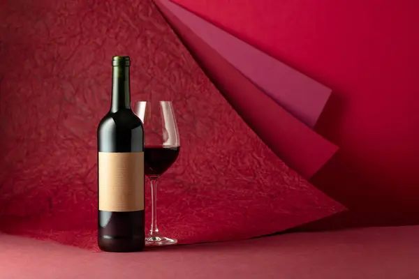红底红葡萄酒的酒壶和酒杯 在一个空标签上的瓶子上复制您的文本空间 — 图库照片