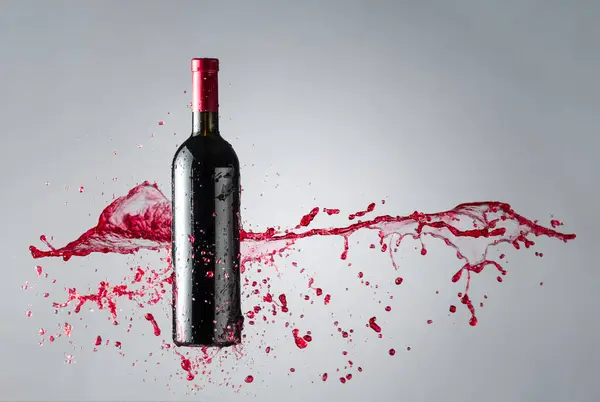 Bottle Red Wine Splashes Copy Space — Stock Photo, Image