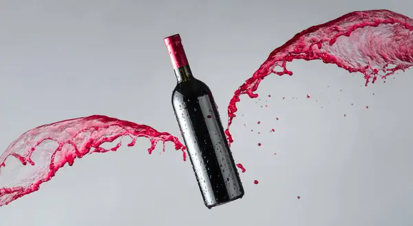 一瓶红葡萄酒和飞溅 复制空间 — 图库照片