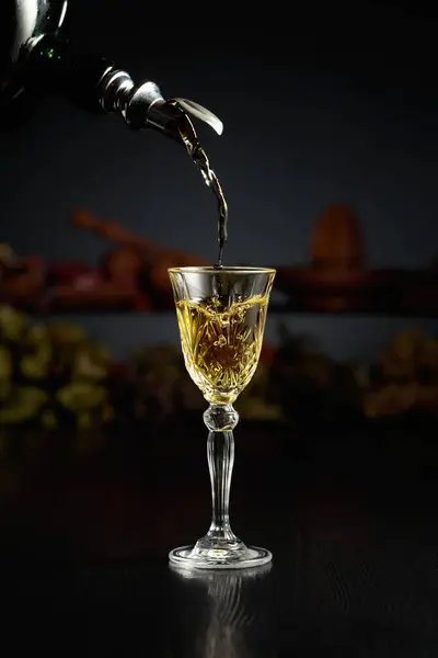 Желтый Травяной Ликер Наливают Винтажной Бутылки Стакан Заднем Плане Сушеные — стоковое фото