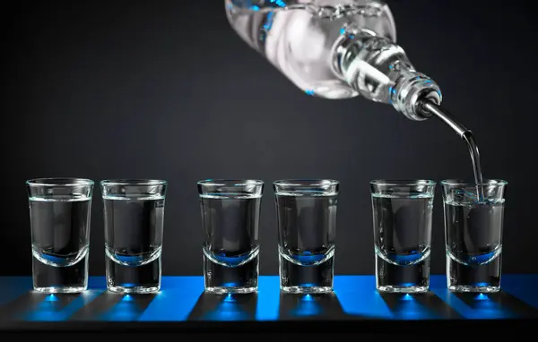 Alcoholische Shots Wodka Sterke Drank Kleine Glazen Barman Gieten Harde — Stockfoto