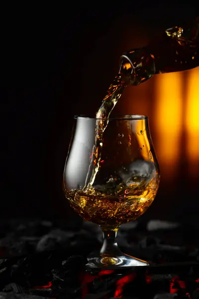 Vierte Coñac Brandy Vaso Snifter Carbón Quemado Concepto Bebidas Alcohólicas —  Fotos de Stock