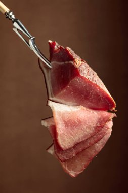 Kahverengi arka planda kurutulmuş domuz filetosu..