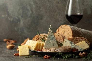Peynir, ekmek, kırmızı şarap ve ceviz. Geleneksel Akdeniz atıştırmalıkları.