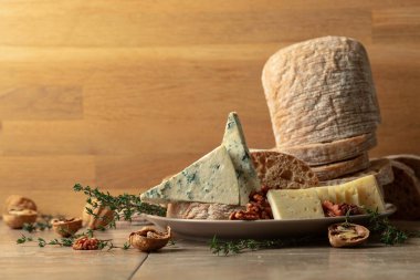 Mutfak masasında peynir, ekmek, ceviz ve kekik. Boşluğu kopyala.