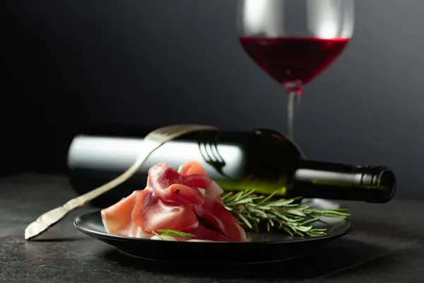Prosciutto Rosemary Red Wine Black Background Copy Space Your Text — Stock Photo, Image