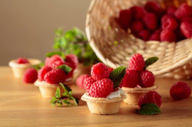 Taze ahududu ve nane aromalı küçük tartlar..