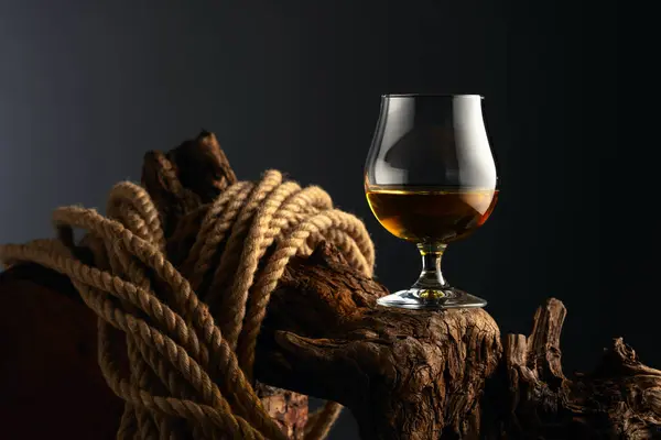Brandy Francotirador Cuerda Viejo Enganche Madera Vaso Con Whisky Coñac —  Fotos de Stock