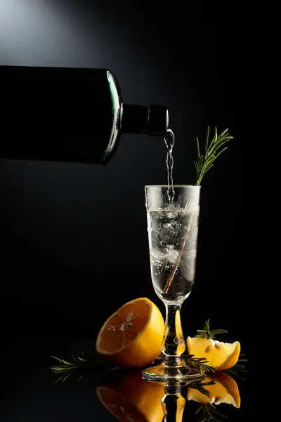 Gin Wlewa Się Małej Szklanki Zabytkowej Butelki Ciemnego Szkła Silny — Zdjęcie stockowe