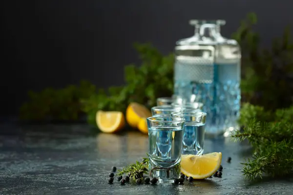 Niebieski Gin Jałowiec Starym Ciemnoniebieskim Stole Gin Jagodami Jałowca Plasterkami — Zdjęcie stockowe