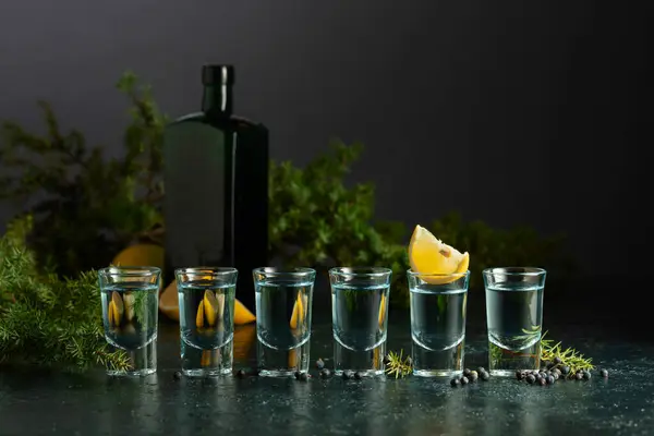 Niebieski Gin Jałowiec Starym Ciemnoniebieskim Stole Gin Jagodami Jałowca Plasterki — Zdjęcie stockowe
