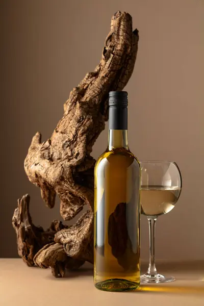 Witte Wijn Oude Troep Een Beige Achtergrond Kopieerruimte — Stockfoto