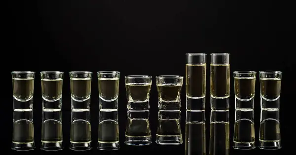 Δυνατός Αλκοολικός Πίνει Σφηνάκια Μαύρο Φόντο Αντιγραφή Χώρου — Φωτογραφία Αρχείου