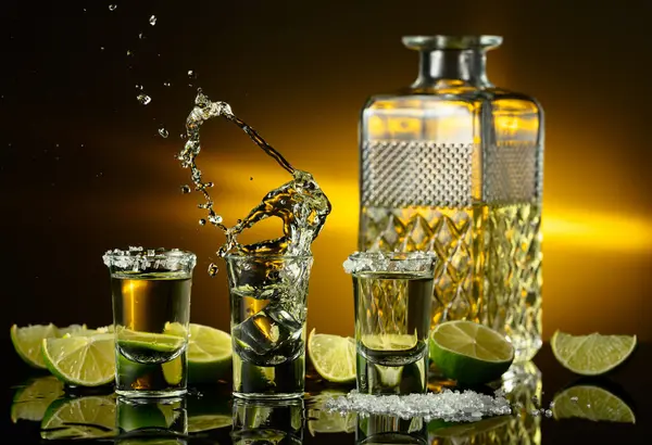 Tequila Oro Con Sale Marino Fette Lime Fondo Nero Riflettente — Foto Stock