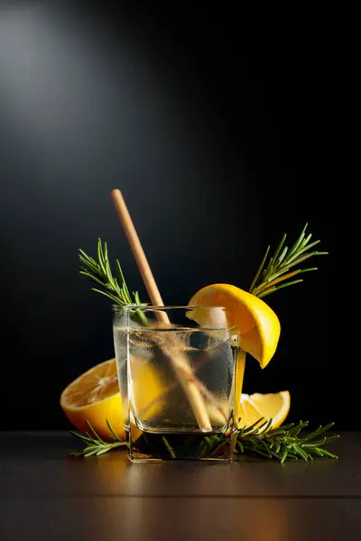 Vaso Congelado Con Cóctel Gin Tonic Sobre Fondo Negro — Foto de Stock