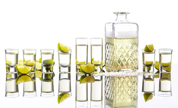 Tequila Shots Mit Limettenscheiben Und Salz Auf Weißem Hintergrund — Stockfoto