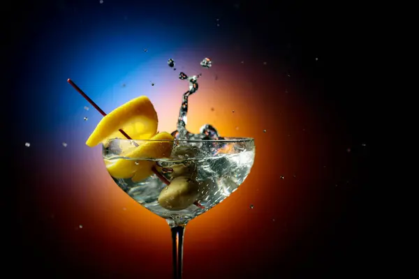 Martini Con Aceitunas Verdes Limón Salpicaduras Fondo Oscuro Con Retroiluminación —  Fotos de Stock