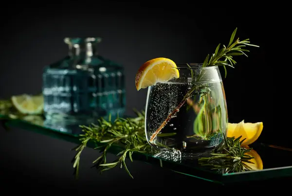 Gin Tonic Koktejl Citrónem Rozmarýnem Černém Pozadí — Stock fotografie
