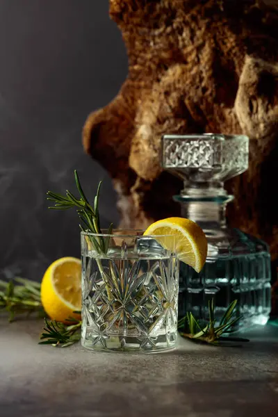 Cóctel Gin Tonic Con Limón Romero Una Copa Cristal Fondo — Foto de Stock