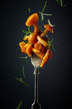 Biberiye serpilmiş ballı mantar turşusu. Çataldaki ballı mantarlar.