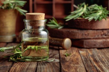 Eski ahşap bir masaya biberiye yağı ya da aşılama. Aromaterapi, spa ve bitkisel ilaç malzemeleri.. 