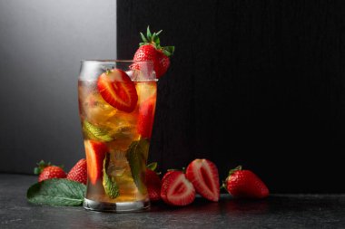 Buzlu çay ya da buzlu, naneli ve çilekli ferahlatıcı bir yaz içeceği. Boşluğu kopyala.