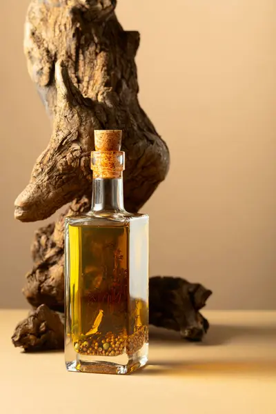 Olivolja Med Peppar Lagerblad Koriander Och Timjan Flaska Med Kryddig — Stockfoto