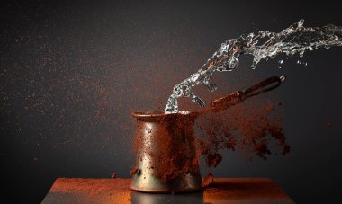 Sade kahve. Eski bakır çerez, su sıçraması ve topraklanmış kahve..