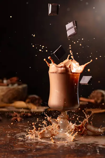Pedazos Chocolate Negro Caen Vaso Bebida Cacao Creando Hermoso Chapoteo — Foto de Stock