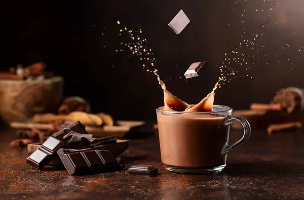 Trozos Chocolate Negro Caen Vaso Bebida Cacao Creando Hermoso Chapoteo — Foto de Stock