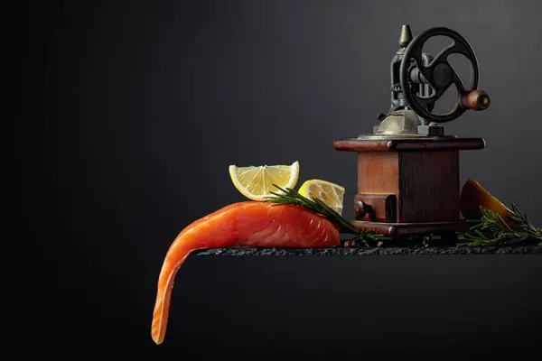 有迷迭香 柠檬和胡椒的鲑鱼 背景是深色的 复制空间 — 图库照片