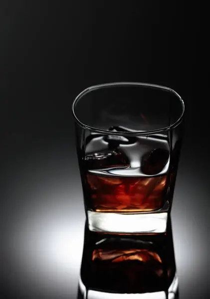 岩の上のウイスキー 冷たいガラスの中に天然氷と強いアルコール飲料 — ストック写真