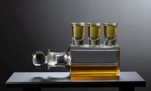 Alte Karaffe Und Gläser Mit Starkem Alkoholischen Getränk Auf Schwarzem — Stockfoto