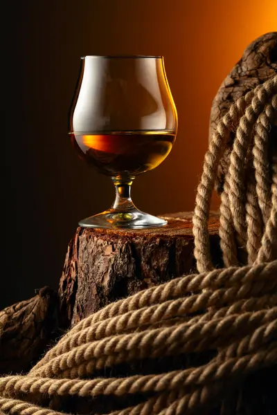 Brandy Snifter Cuerda Viejo Muñón Vaso Con Whisky Coñac Brandy —  Fotos de Stock