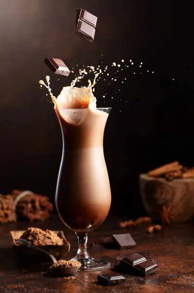 Pedazos Chocolate Negro Caen Vaso Bebida Cacao Creando Hermoso Chapoteo — Foto de Stock