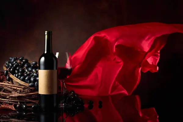 Glass Bottle Red Wine Grapes Black Reflective Background Bottle Old — Stock Photo, Image