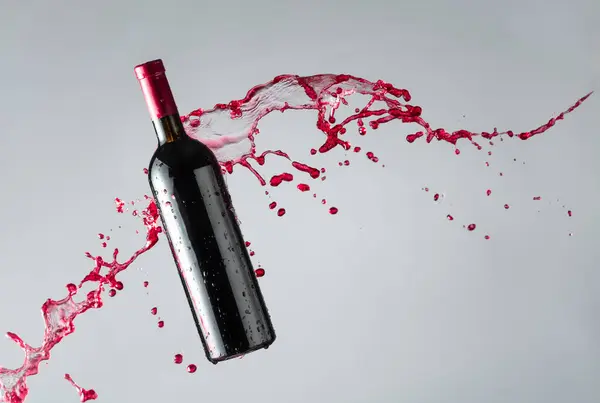 赤ワインとスプラッシュのボトル コピースペース — ストック写真